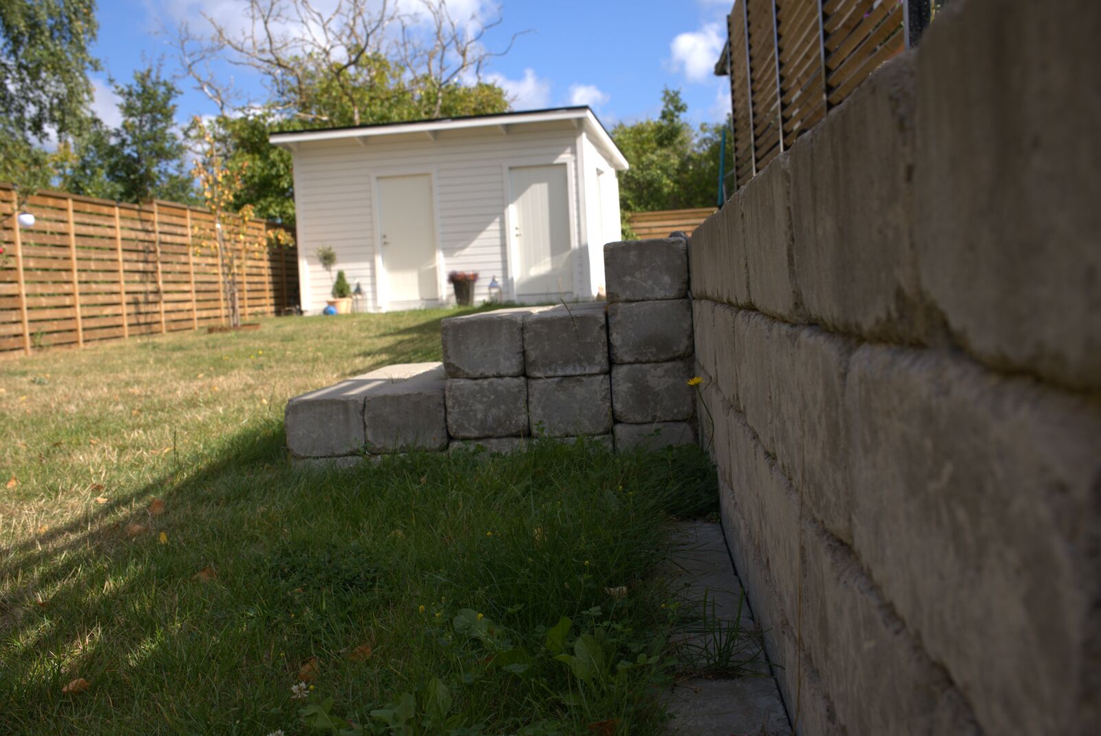 Stödmur av betongblock i en trädgård